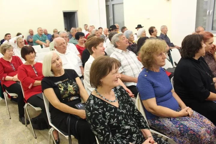 POETSKA VEČER: Predstavljena prva zbirka pjesama Kate Tutić „Divlja rijeka života“