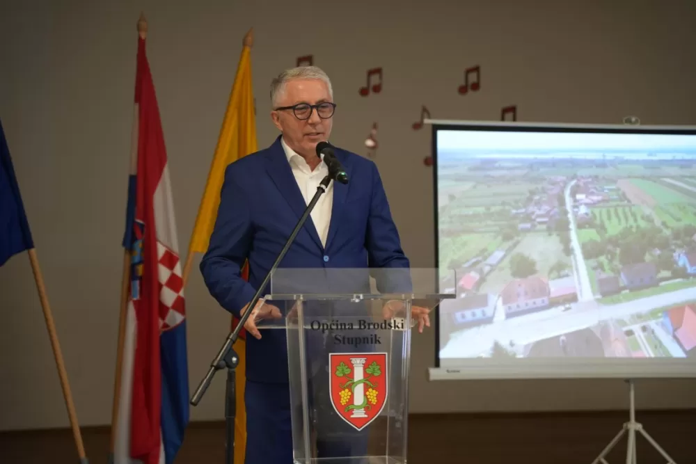 (FOTOGALERIJA) Proslavljen Dan općine Brodski Stupnik uz euharistijsko slavlje, polaganje vijenaca u čast poginulih branitelja i Svečanu sjednicu Općinskog vijeća 