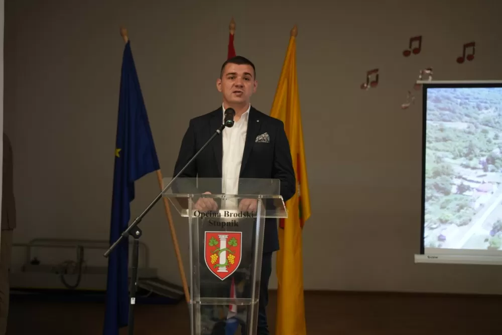 (FOTOGALERIJA) Proslavljen Dan općine Brodski Stupnik uz euharistijsko slavlje, polaganje vijenaca u čast poginulih branitelja i Svečanu sjednicu Općinskog vijeća 
