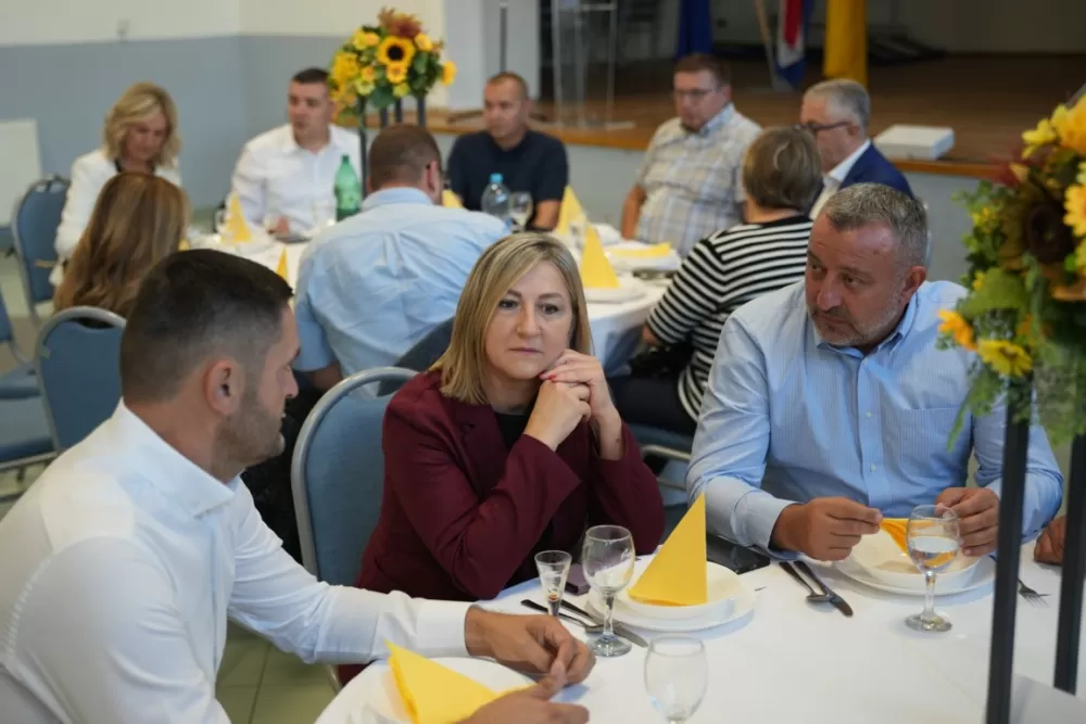 (FOTOGALERIJA) Proslavljen Dan općine Brodski Stupnik uz euharistijsko slavlje, polaganje vijenaca u čast poginulih branitelja i Svečanu sjednicu Općinskog vijeća 