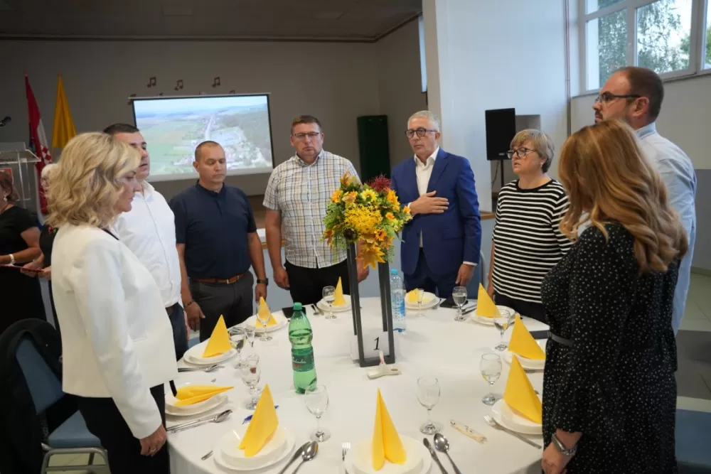 (FOTOGALERIJA) Proslavljen Dan općine Brodski Stupnik uz euharistijsko slavlje, polaganje vijenaca u čast poginulih branitelja i Svečanu sjednicu Općinskog vijeća 
