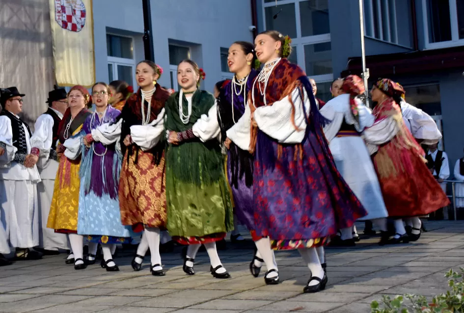 Požega.eu | (FOTOGALERIJA) Bogatu smotru nakon nastupa desetak folklornih skupina začinili davorski tamburaši Satir