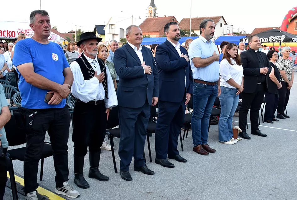 (FOTOGALERIJA) Bogatu smotru nakon nastupa desetak folklornih skupina začinili davorski tamburaši Satir