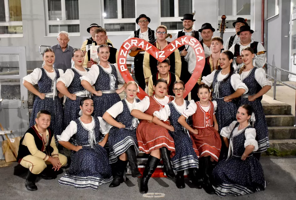 (FOTOGALERIJA) Bogatu smotru nakon nastupa desetak folklornih skupina začinili davorski tamburaši Satir