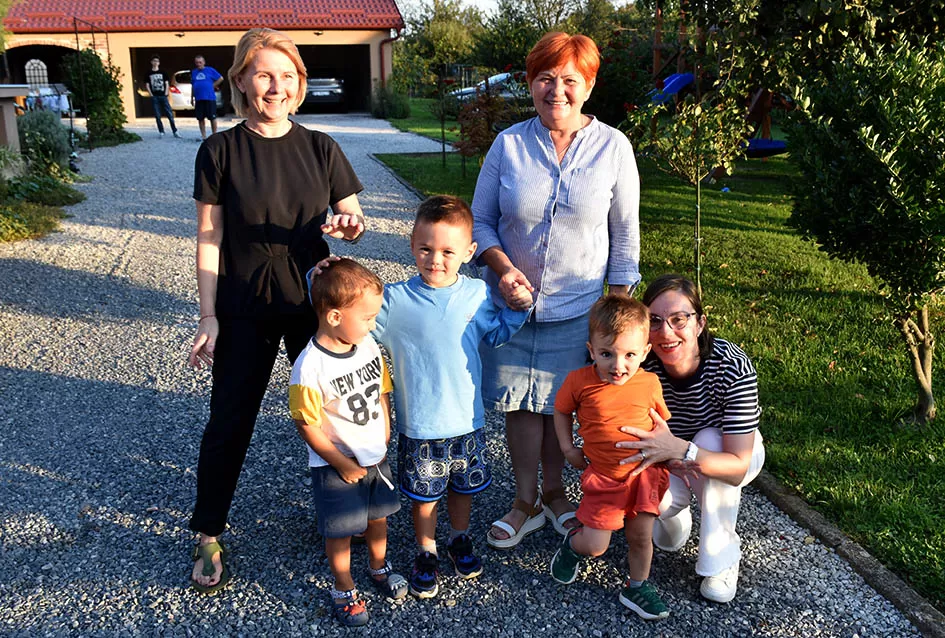(FOTOGALERIJA) Bogatu smotru nakon nastupa desetak folklornih skupina začinili davorski tamburaši Satir