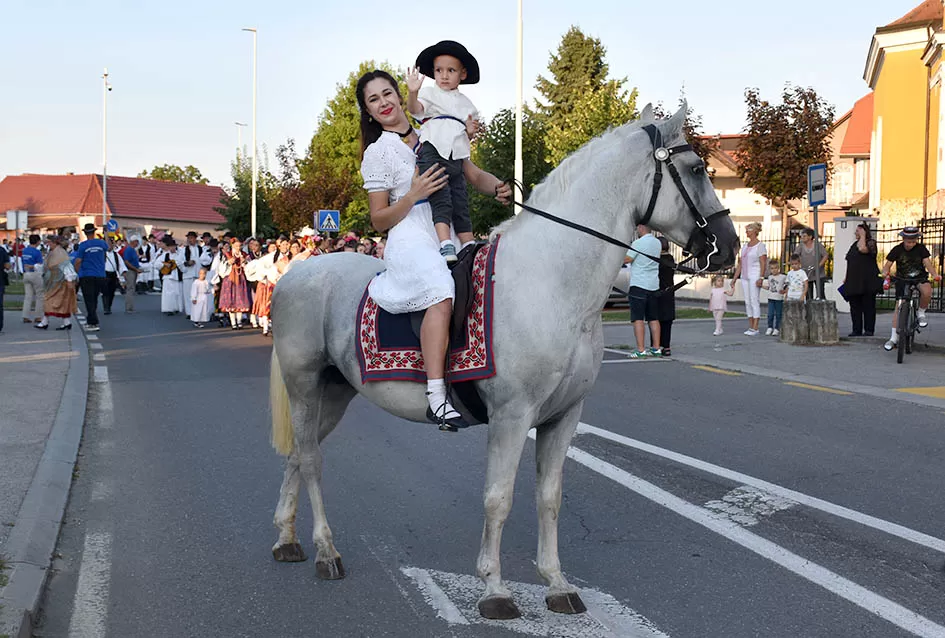 (FOTOGALERIJA) Bogatu smotru nakon nastupa desetak folklornih skupina začinili davorski tamburaši Satir