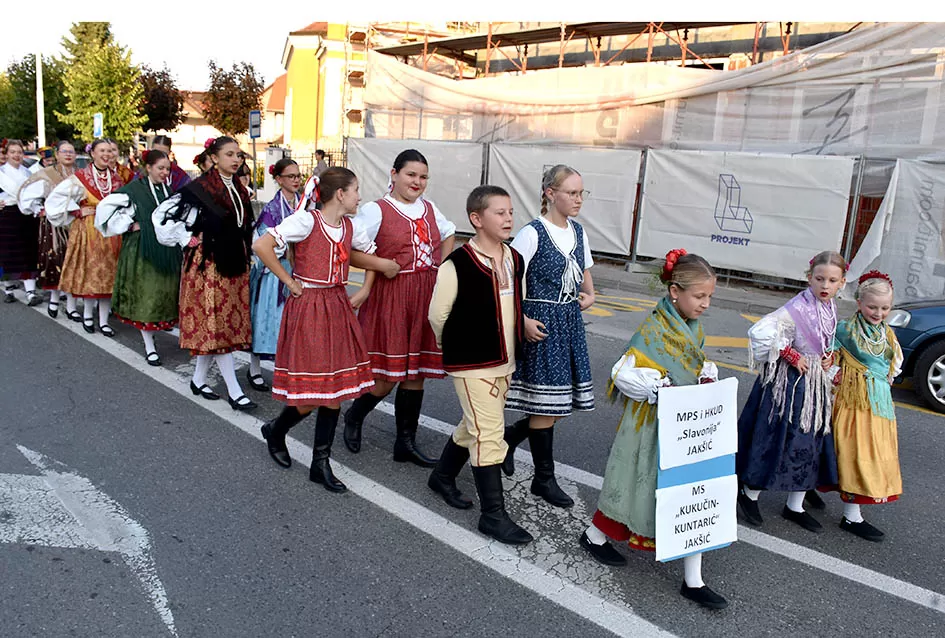 (FOTOGALERIJA) Bogatu smotru nakon nastupa desetak folklornih skupina začinili davorski tamburaši Satir