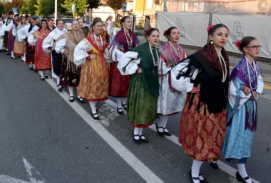 (FOTOGALERIJA) Bogatu smotru nakon nastupa desetak folklornih skupina začinili davorski tamburaši Satir