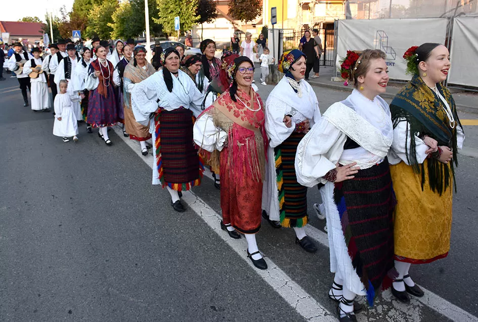 (FOTOGALERIJA) Bogatu smotru nakon nastupa desetak folklornih skupina začinili davorski tamburaši Satir