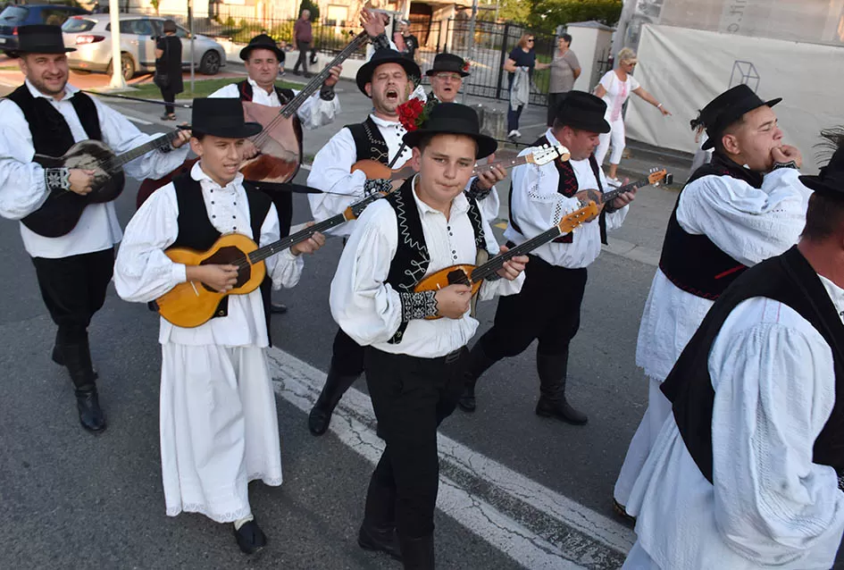 (FOTOGALERIJA) Bogatu smotru nakon nastupa desetak folklornih skupina začinili davorski tamburaši Satir