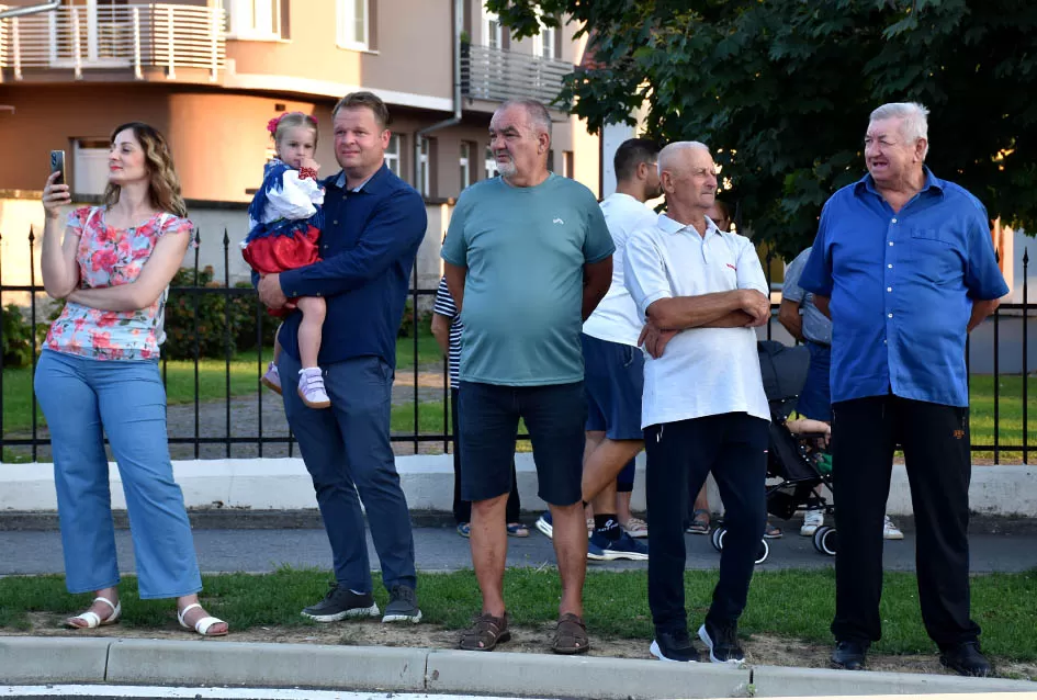 (FOTOGALERIJA) Bogatu smotru nakon nastupa desetak folklornih skupina začinili davorski tamburaši Satir