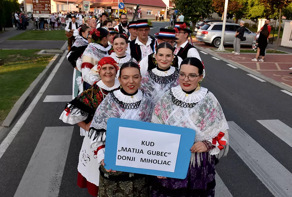 (FOTOGALERIJA) Bogatu smotru nakon nastupa desetak folklornih skupina začinili davorski tamburaši Satir