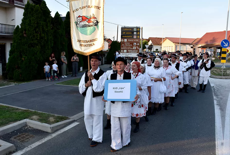 (FOTOGALERIJA) Bogatu smotru nakon nastupa desetak folklornih skupina začinili davorski tamburaši Satir