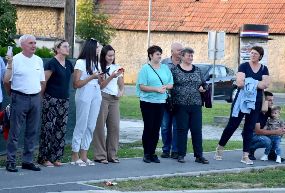 (FOTOGALERIJA) Bogatu smotru nakon nastupa desetak folklornih skupina začinili davorski tamburaši Satir