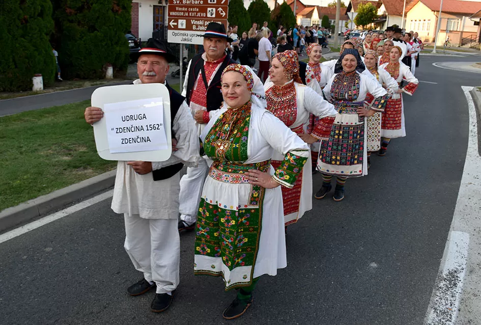 (FOTOGALERIJA) Bogatu smotru nakon nastupa desetak folklornih skupina začinili davorski tamburaši Satir