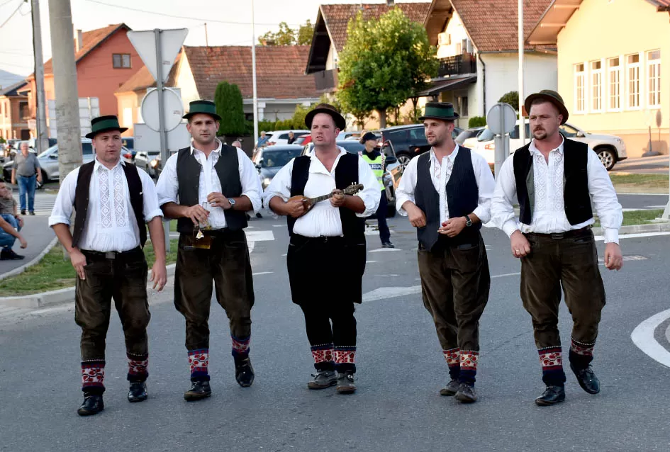 (FOTOGALERIJA) Bogatu smotru nakon nastupa desetak folklornih skupina začinili davorski tamburaši Satir