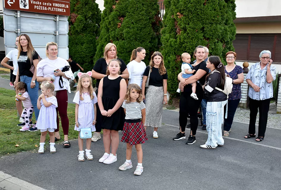 (FOTOGALERIJA) Bogatu smotru nakon nastupa desetak folklornih skupina začinili davorski tamburaši Satir