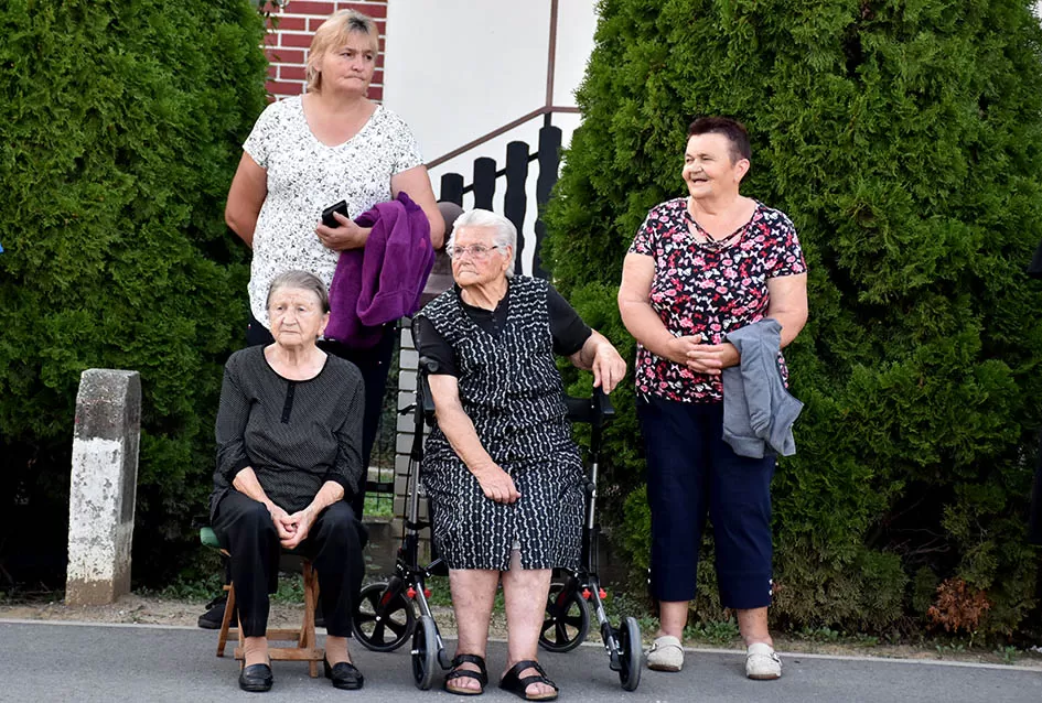 (FOTOGALERIJA) Bogatu smotru nakon nastupa desetak folklornih skupina začinili davorski tamburaši Satir