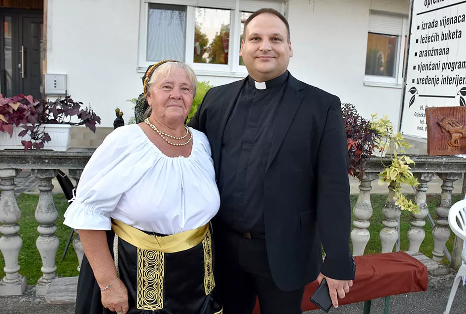 (FOTOGALERIJA) Bogatu smotru nakon nastupa desetak folklornih skupina začinili davorski tamburaši Satir