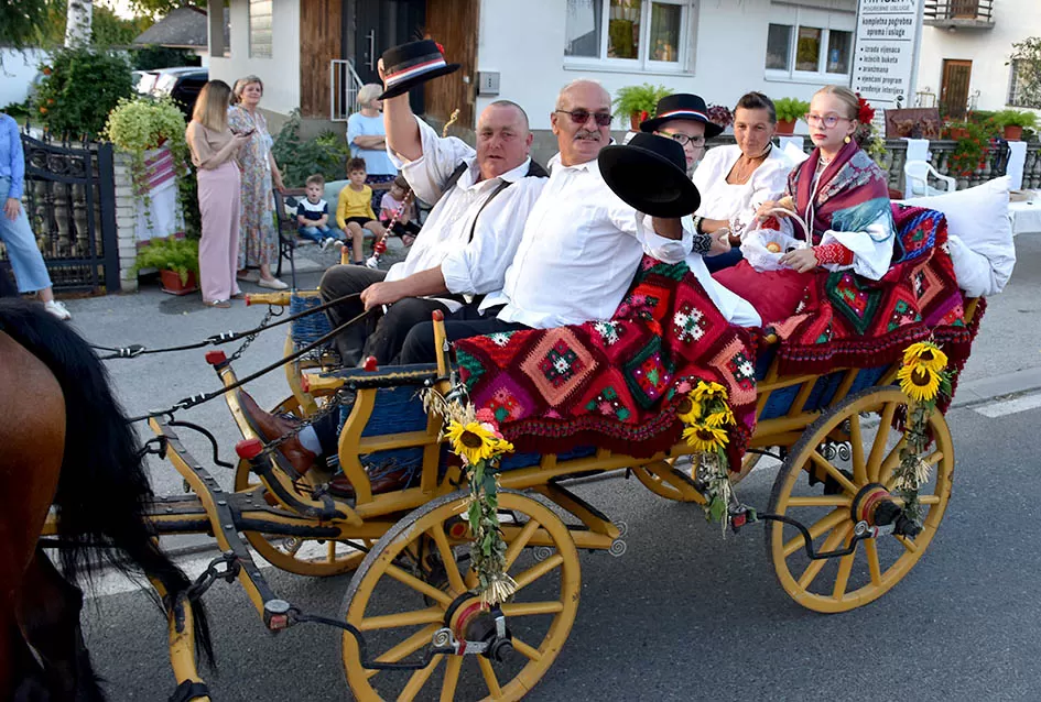 (FOTOGALERIJA) Bogatu smotru nakon nastupa desetak folklornih skupina začinili davorski tamburaši Satir
