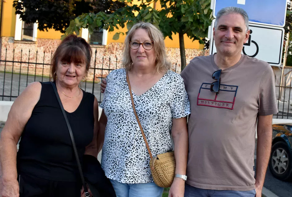 (FOTOGALERIJA) Bogatu smotru nakon nastupa desetak folklornih skupina začinili davorski tamburaši Satir