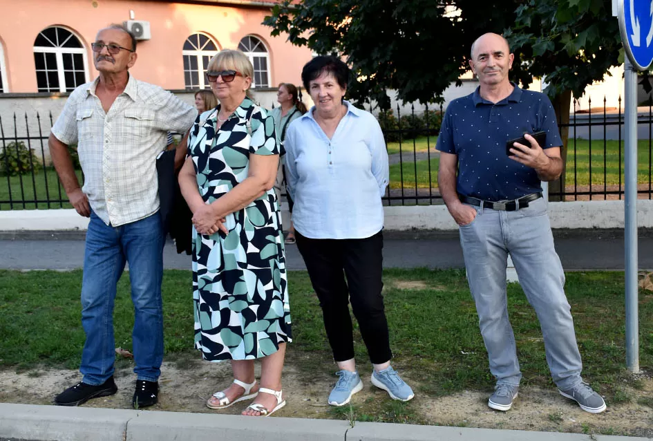 (FOTOGALERIJA) Bogatu smotru nakon nastupa desetak folklornih skupina začinili davorski tamburaši Satir