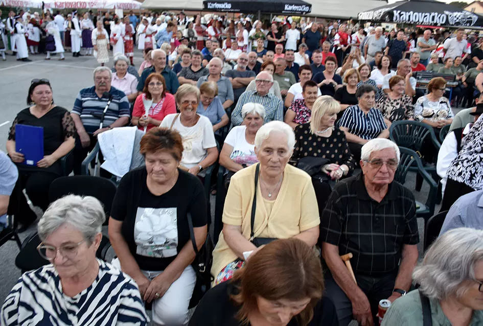 (FOTOGALERIJA) Bogatu smotru nakon nastupa desetak folklornih skupina začinili davorski tamburaši Satir
