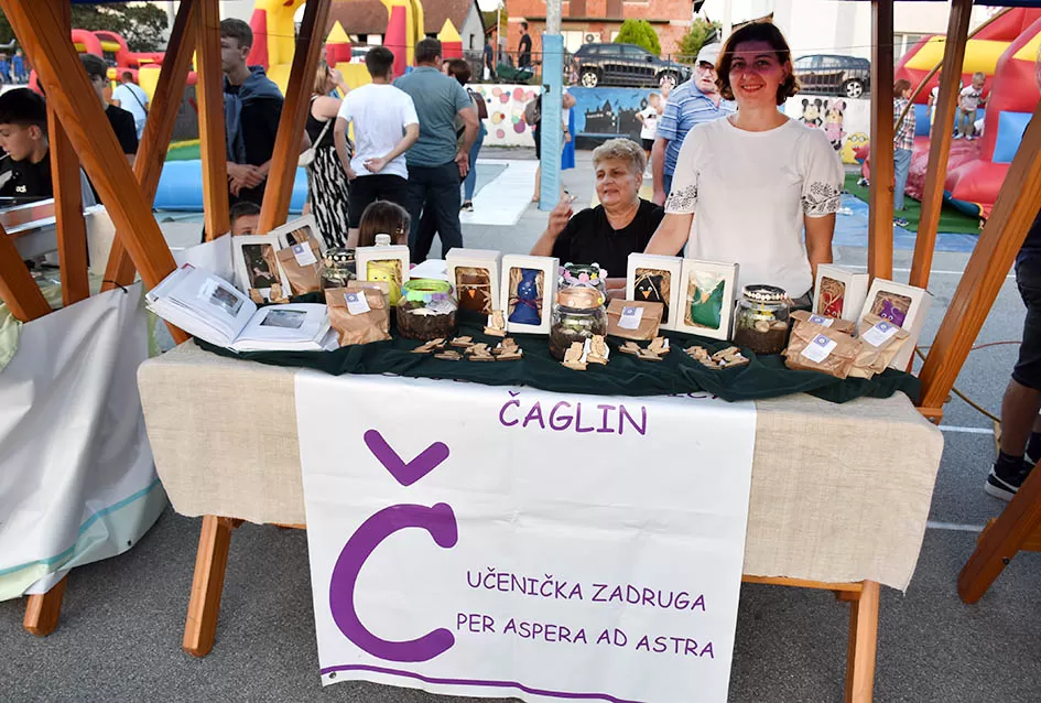 (FOTOGALERIJA) Bogatu smotru nakon nastupa desetak folklornih skupina začinili davorski tamburaši Satir