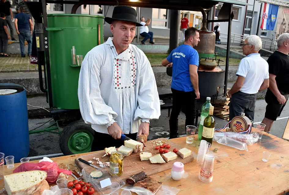 (FOTOGALERIJA) Bogatu smotru nakon nastupa desetak folklornih skupina začinili davorski tamburaši Satir