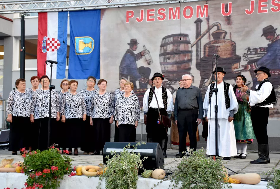 (FOTOGALERIJA) Bogatu smotru nakon nastupa desetak folklornih skupina začinili davorski tamburaši Satir