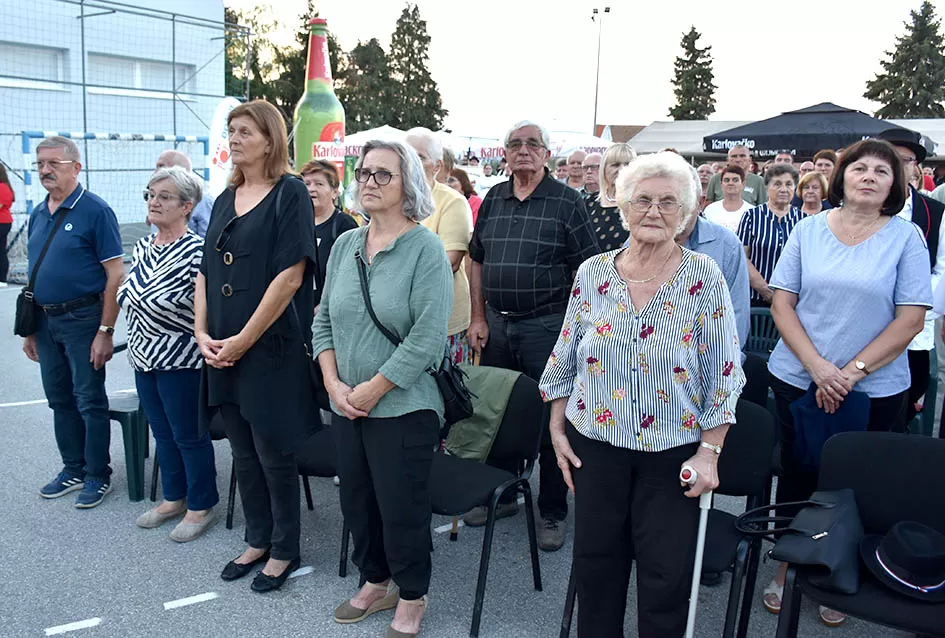 (FOTOGALERIJA) Bogatu smotru nakon nastupa desetak folklornih skupina začinili davorski tamburaši Satir