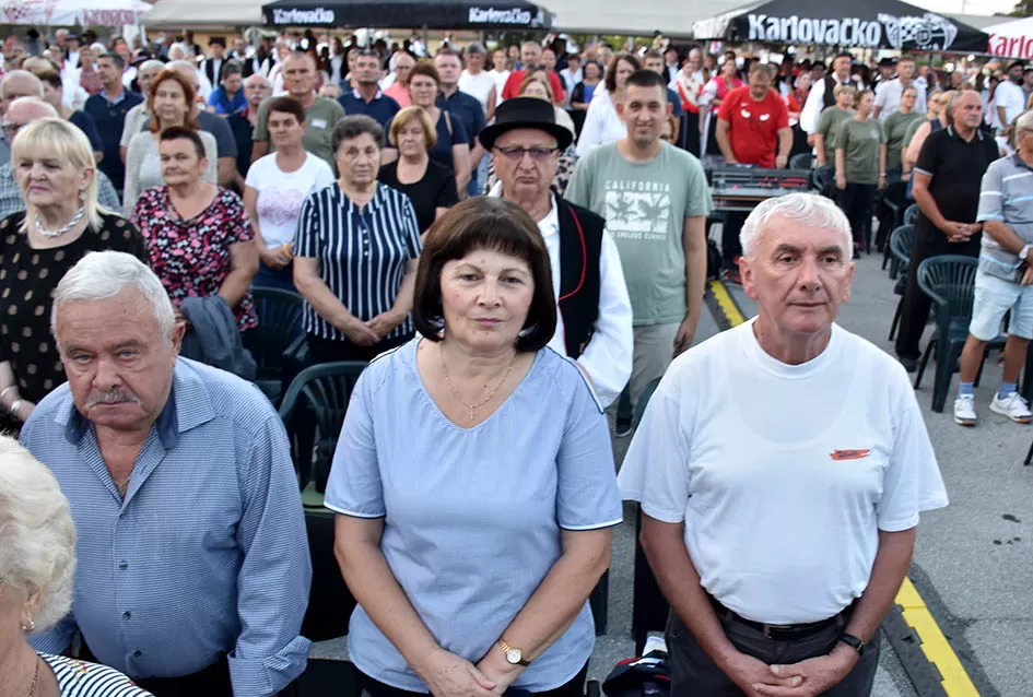 (FOTOGALERIJA) Bogatu smotru nakon nastupa desetak folklornih skupina začinili davorski tamburaši Satir