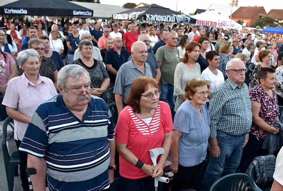 (FOTOGALERIJA) Bogatu smotru nakon nastupa desetak folklornih skupina začinili davorski tamburaši Satir