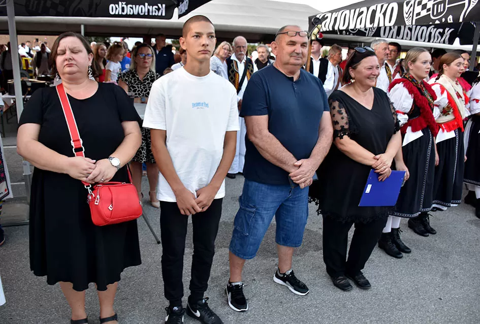 (FOTOGALERIJA) Bogatu smotru nakon nastupa desetak folklornih skupina začinili davorski tamburaši Satir