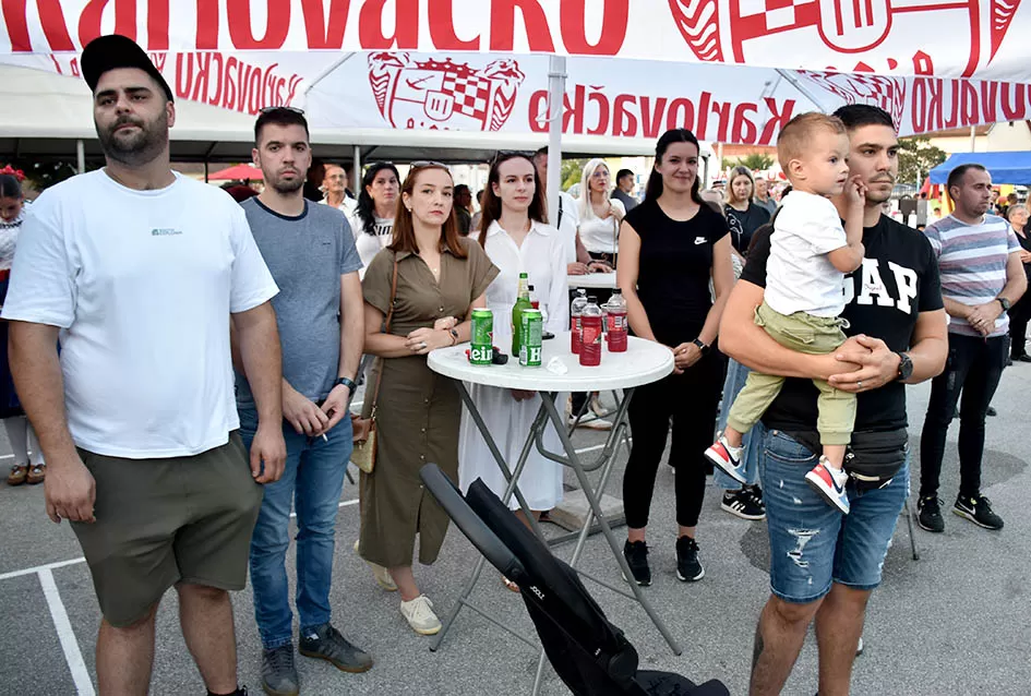 (FOTOGALERIJA) Bogatu smotru nakon nastupa desetak folklornih skupina začinili davorski tamburaši Satir