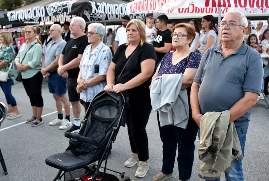 (FOTOGALERIJA) Bogatu smotru nakon nastupa desetak folklornih skupina začinili davorski tamburaši Satir