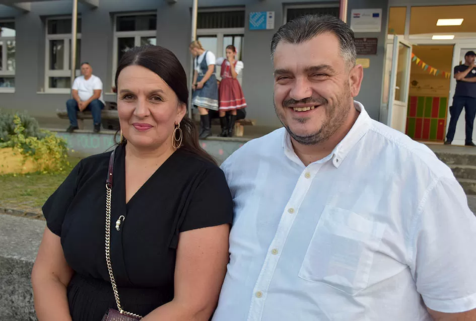 (FOTOGALERIJA) Bogatu smotru nakon nastupa desetak folklornih skupina začinili davorski tamburaši Satir