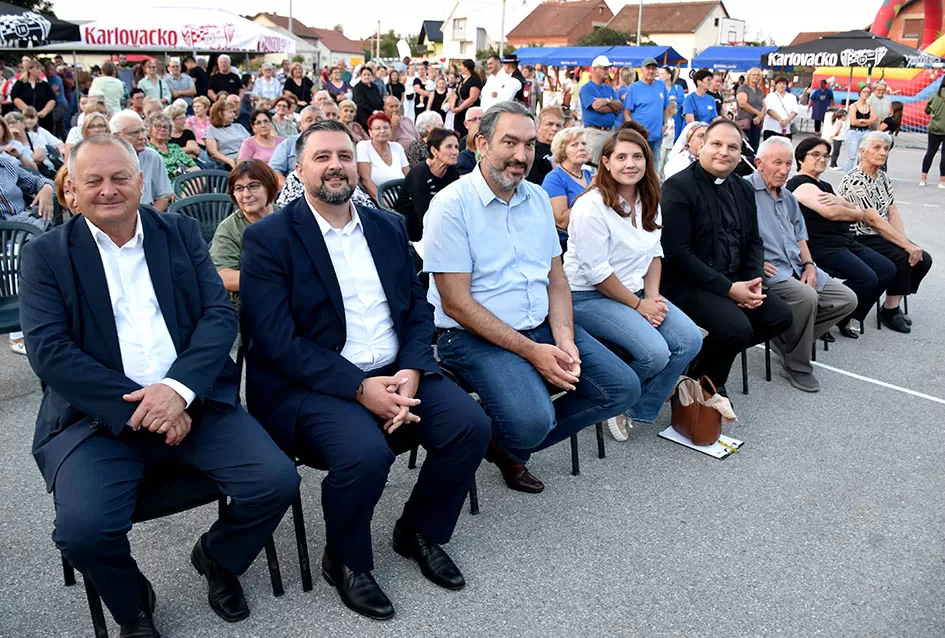 (FOTOGALERIJA) Bogatu smotru nakon nastupa desetak folklornih skupina začinili davorski tamburaši Satir