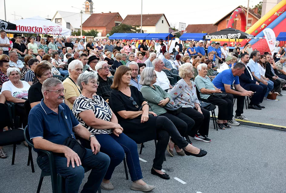 (FOTOGALERIJA) Bogatu smotru nakon nastupa desetak folklornih skupina začinili davorski tamburaši Satir