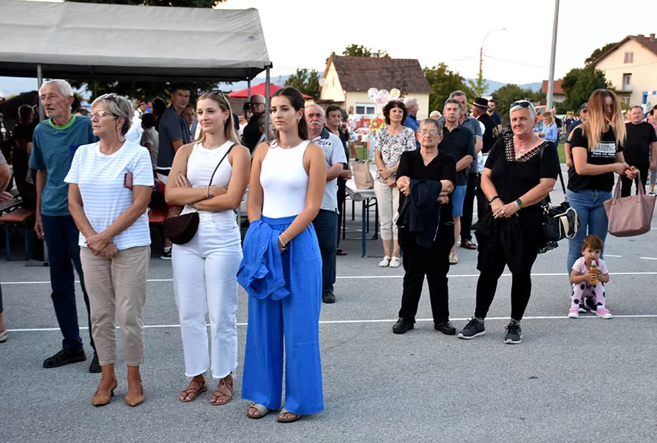 (FOTOGALERIJA) Bogatu smotru nakon nastupa desetak folklornih skupina začinili davorski tamburaši Satir