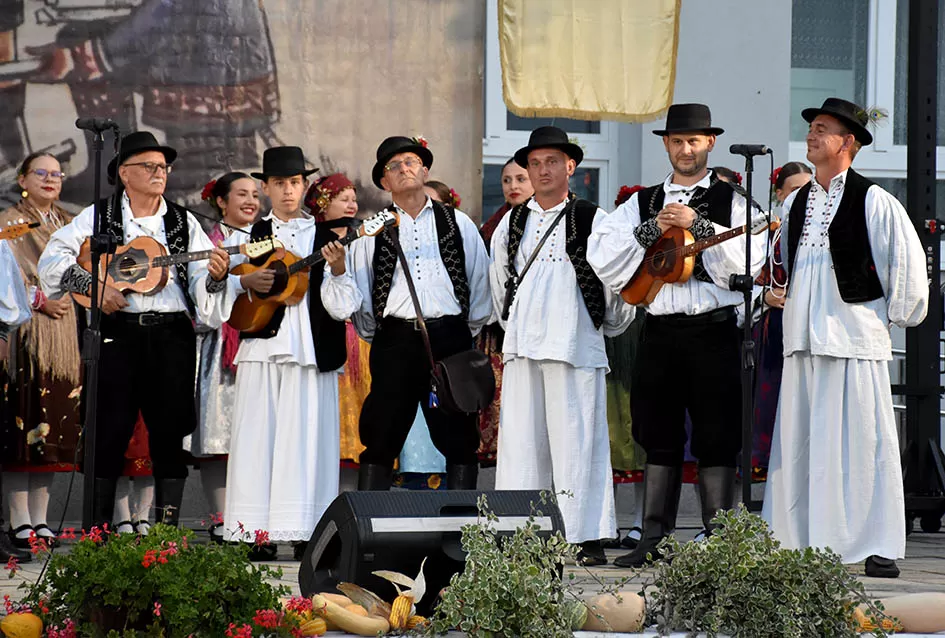 (FOTOGALERIJA) Bogatu smotru nakon nastupa desetak folklornih skupina začinili davorski tamburaši Satir