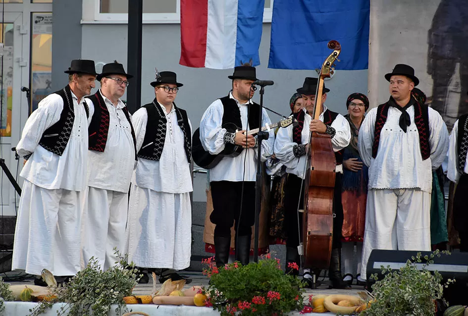 (FOTOGALERIJA) Bogatu smotru nakon nastupa desetak folklornih skupina začinili davorski tamburaši Satir