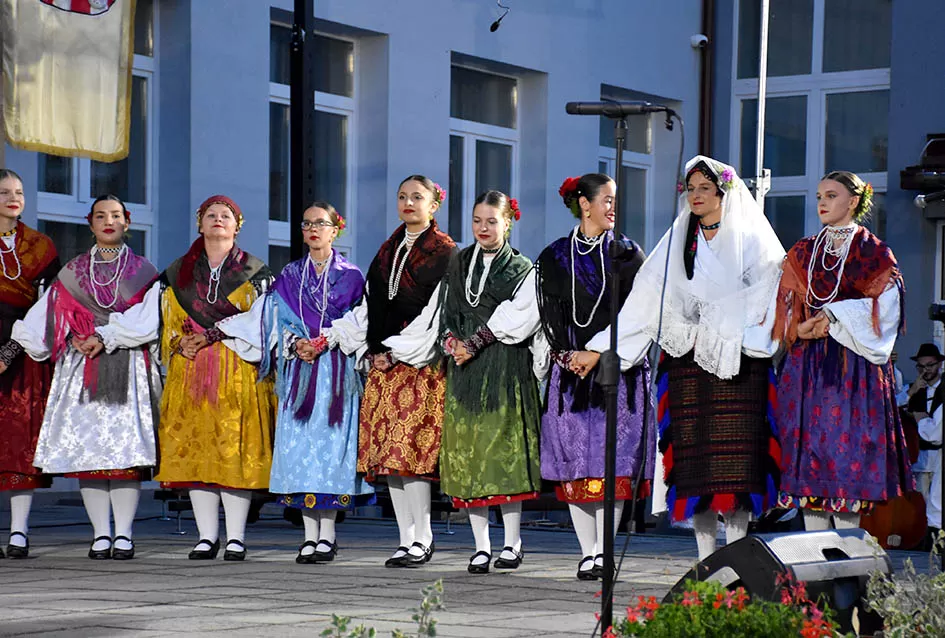(FOTOGALERIJA) Bogatu smotru nakon nastupa desetak folklornih skupina začinili davorski tamburaši Satir