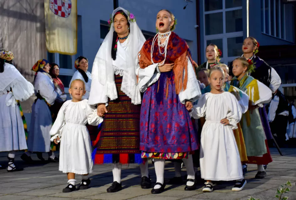 (FOTOGALERIJA) Bogatu smotru nakon nastupa desetak folklornih skupina začinili davorski tamburaši Satir