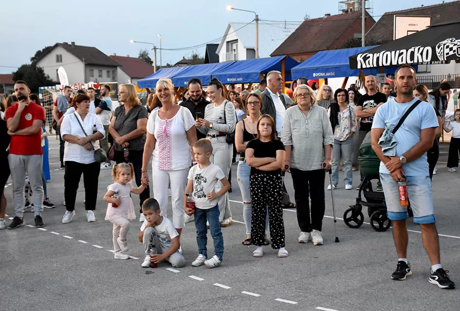 (FOTOGALERIJA) Bogatu smotru nakon nastupa desetak folklornih skupina začinili davorski tamburaši Satir