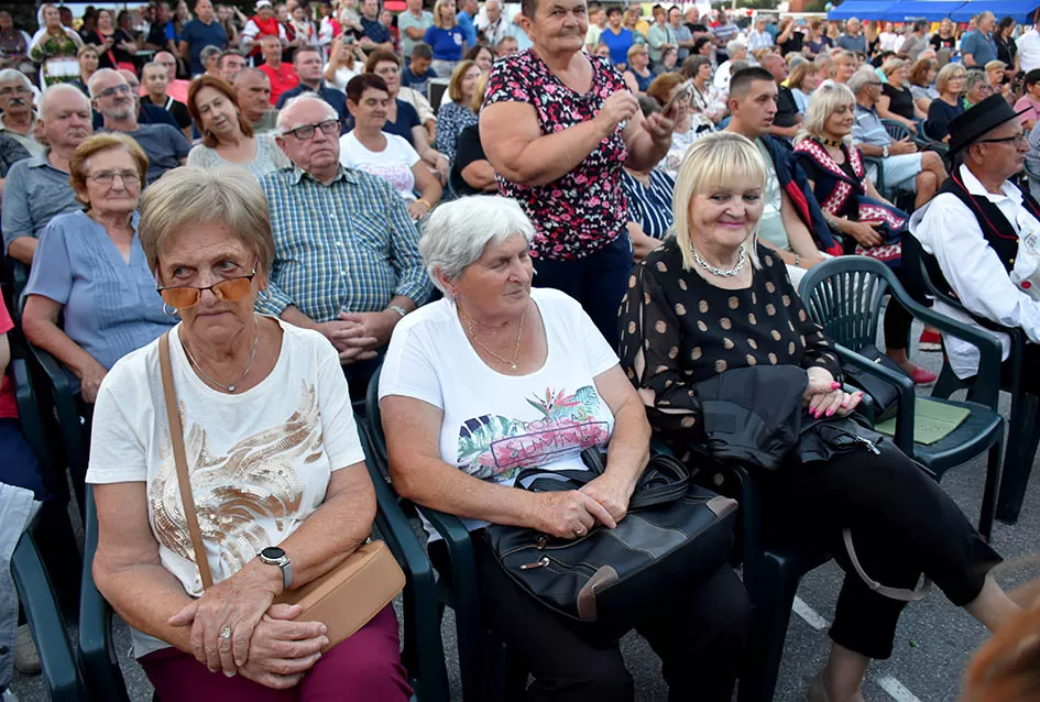 (FOTOGALERIJA) Bogatu smotru nakon nastupa desetak folklornih skupina začinili davorski tamburaši Satir
