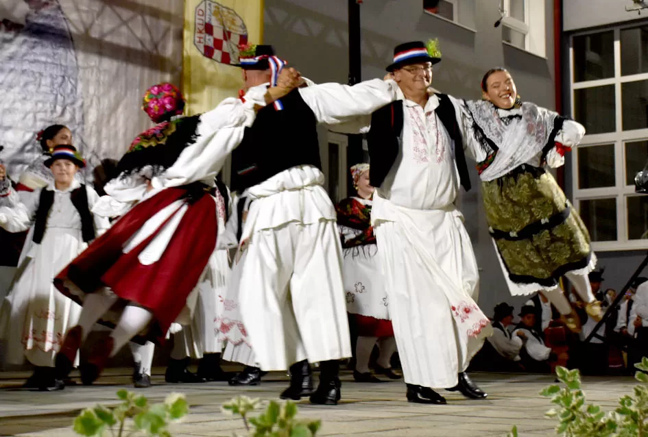 (FOTOGALERIJA) Bogatu smotru nakon nastupa desetak folklornih skupina začinili davorski tamburaši Satir