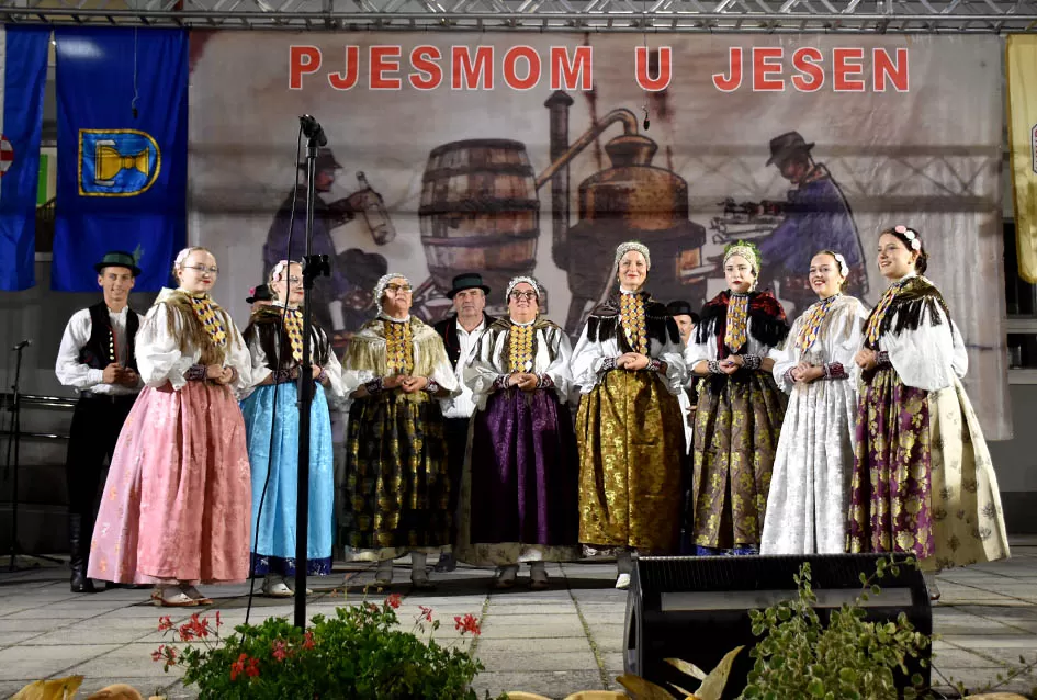 (FOTOGALERIJA) Bogatu smotru nakon nastupa desetak folklornih skupina začinili davorski tamburaši Satir