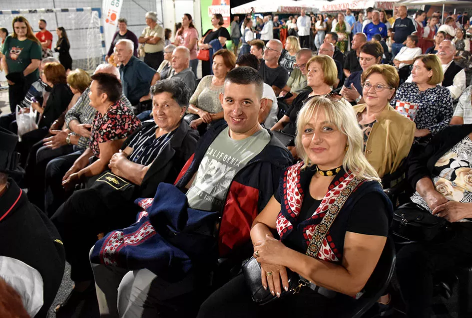 (FOTOGALERIJA) Bogatu smotru nakon nastupa desetak folklornih skupina začinili davorski tamburaši Satir