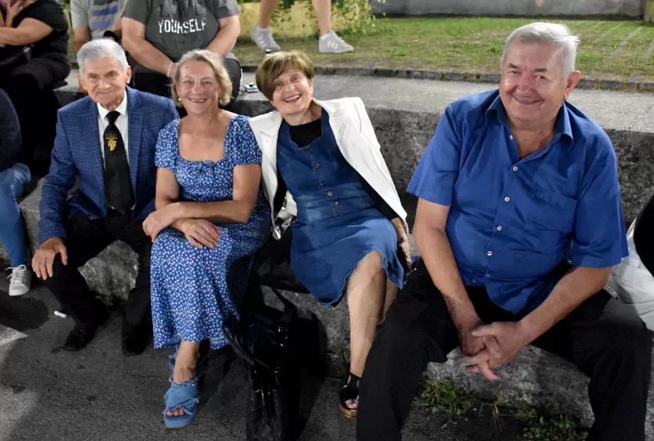 (FOTOGALERIJA) Bogatu smotru nakon nastupa desetak folklornih skupina začinili davorski tamburaši Satir